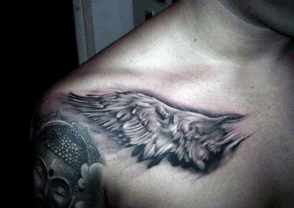 tatuaggio ali sul petto 31